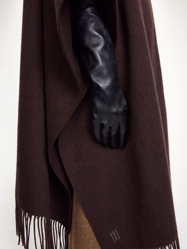 By Malene Birger Gemi lange skinnhansker i sort, laget av 100% saueskinn med brodert monogram.