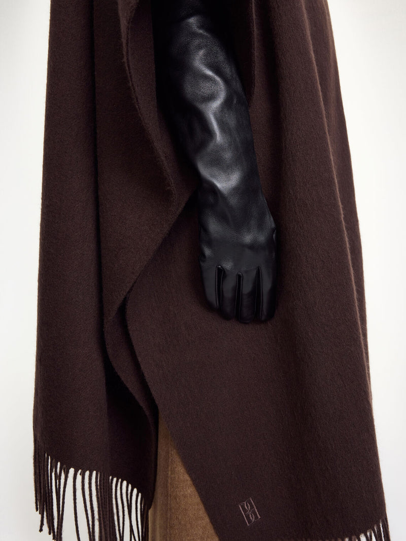 By Malene Birger Gemi lange skinnhansker i sort, laget av 100% saueskinn med brodert monogram.