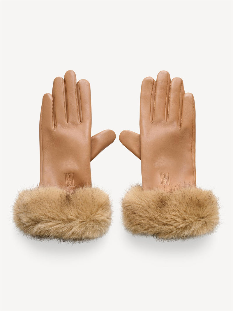 By Malene Birger Genna skinnhansker i brun, med elegant design og faux fur-avslutning, laget av 100% saueskinn.