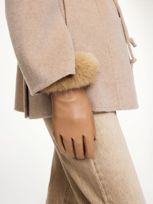 By Malene Birger Genna skinnhansker i brun, med elegant design og faux fur-avslutning, laget av 100% saueskinn.