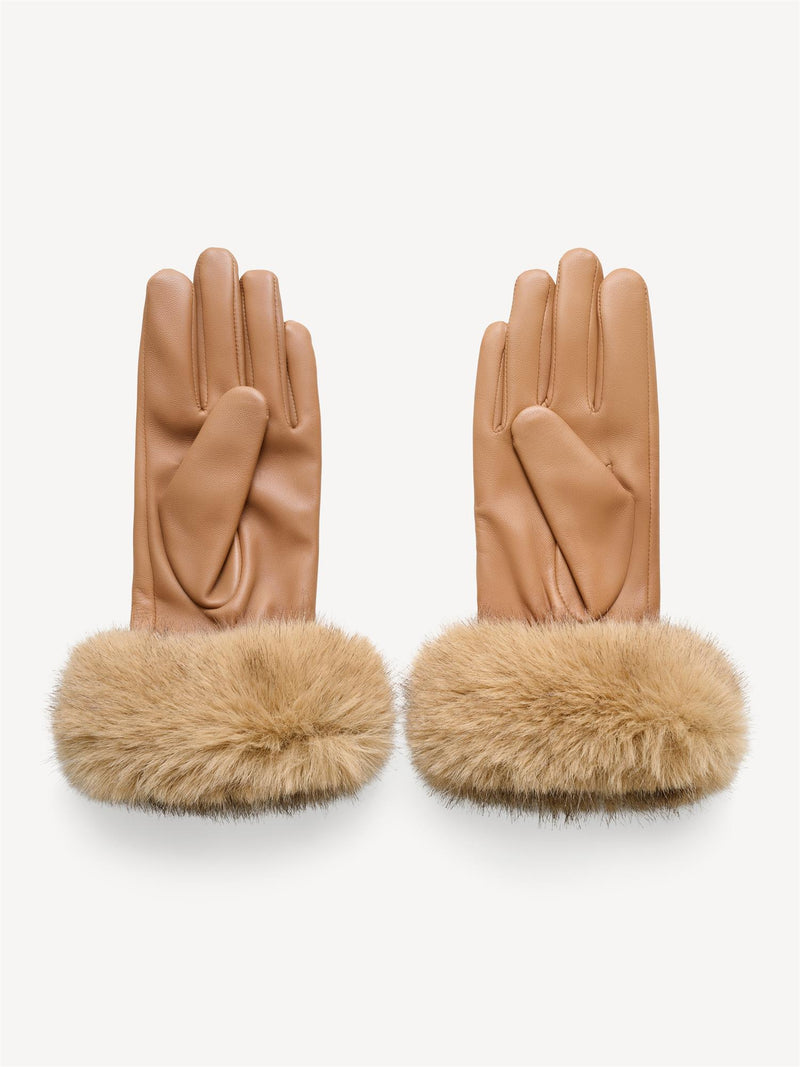 By Malene Birger Genna skinnhansker i brun, med elegant design og faux fur-avslutning, laget av 100% saueskinn.