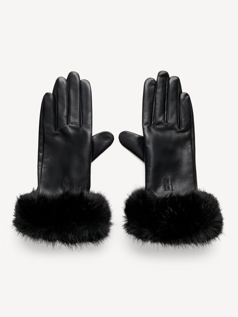 By Malene Birger Genna skinnhansker i sort, med elegant design og faux fur-avslutning, laget av 100% saueskinn.