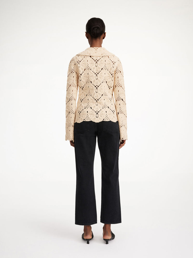 By Malene Birger Gwenevere heklet skjorte i kremfarget, med sommerfuglmotiv, stor krage og trompetformede ermer, laget av bomull og resirkulert polyamid.