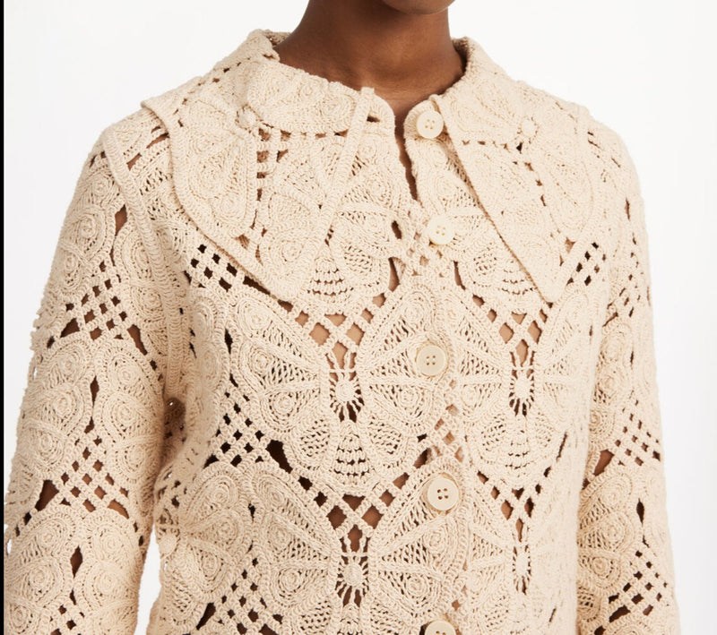 By Malene Birger Gwenevere heklet skjorte i kremfarget, med sommerfuglmotiv, stor krage og trompetformede ermer, laget av bomull og resirkulert polyamid.