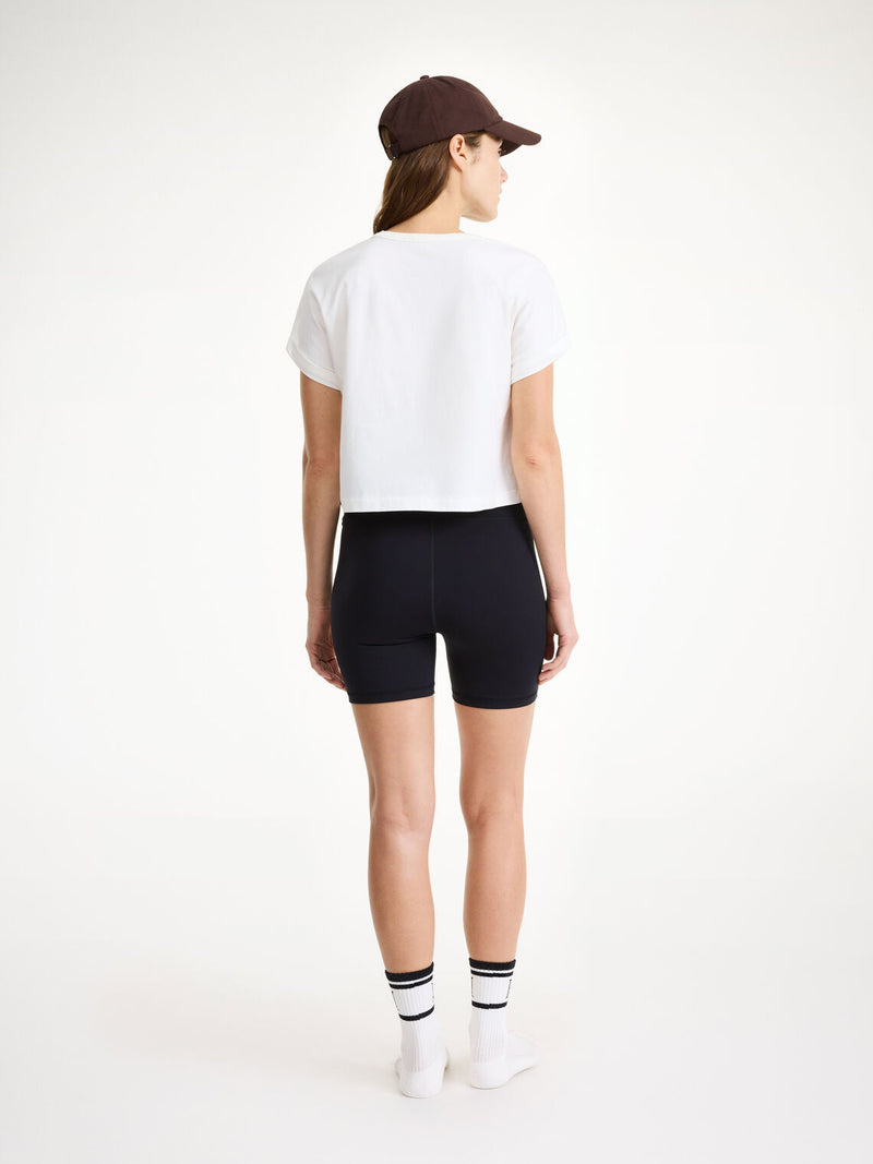 By Malene Birger Hedalia kort t-skjorte i hvit, laget av 100% organisk bomull, med en cropped lengde og brodert monogram på brystet.