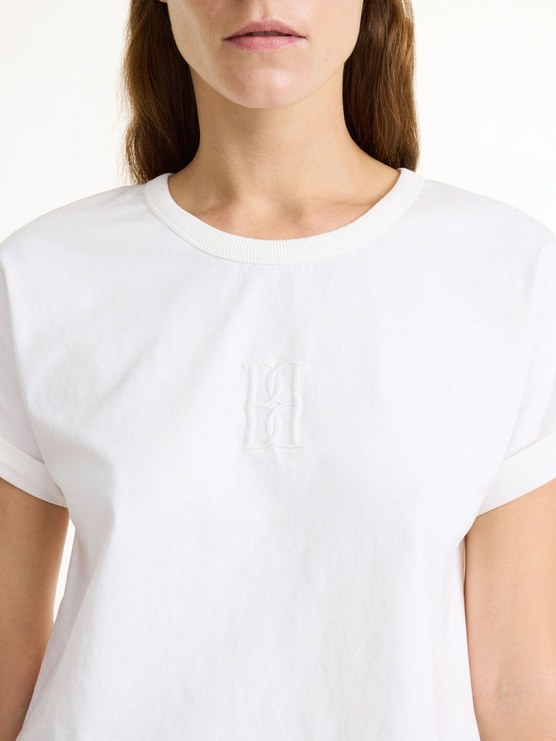 By Malene Birger Hedalia kort t-skjorte i hvit, laget av 100% organisk bomull, med en cropped lengde og brodert monogram på brystet.