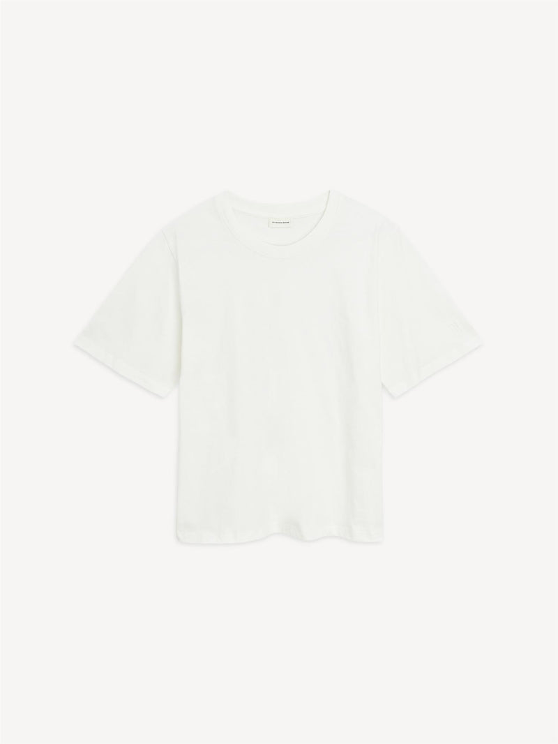 By Malene Birger Hedil t-skjorte i hvit, laget av 100% organisk bomull, med oversized passform og ribbestrikket hals.