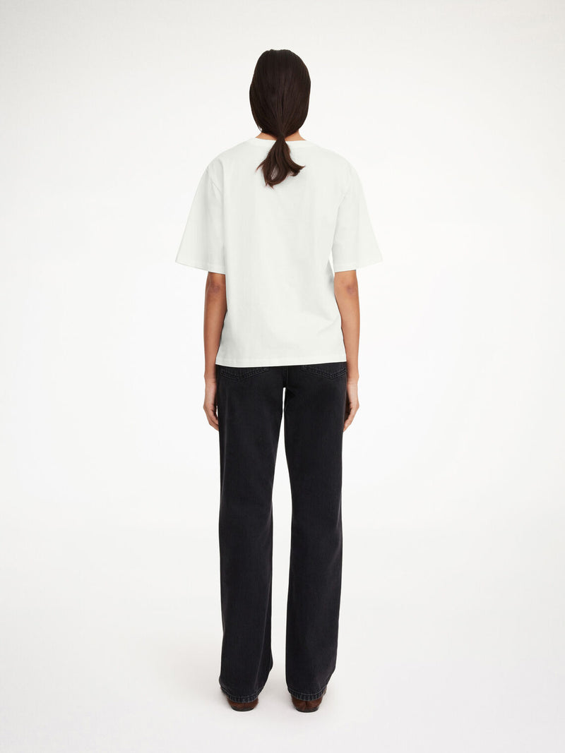 By Malene Birger Hedil t-skjorte i hvit, laget av 100% organisk bomull, med oversized passform og ribbestrikket hals.
