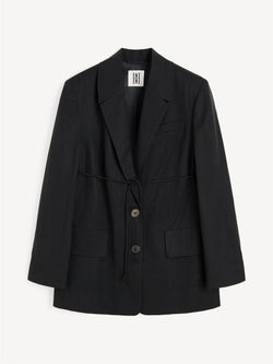 By Malene Birger Hilao blazer i svart, med et feminint og androgynt uttrykk, laget av en blanding av lyocell og lin.