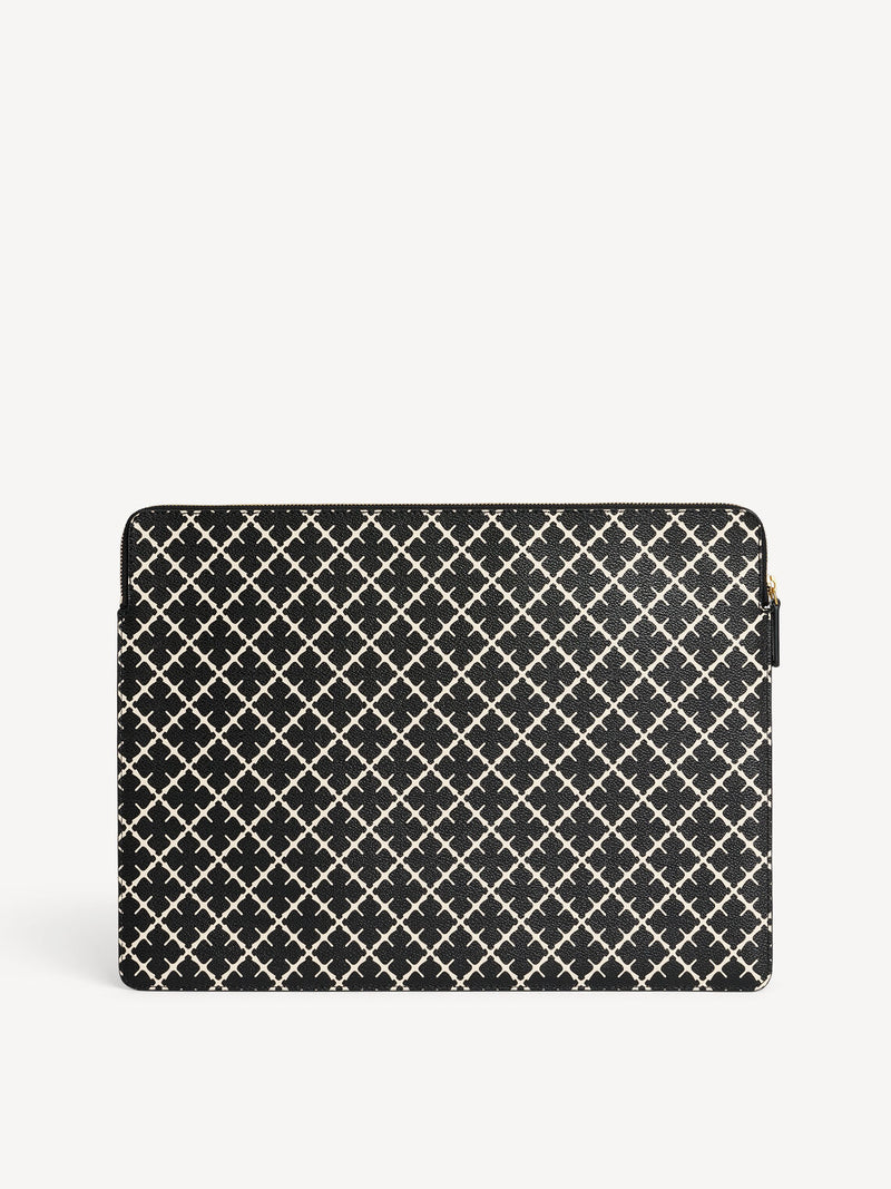 By Malene Birger Ivy laptop-mappe i sort, laget av 100% polyvinylklorid med Signature Flower-print, designet for en 16" MacBook.