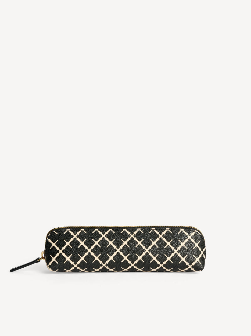 By Malene Birger Ivy Pen penal i sort, med Signature Flower-mønster og gullfarget glidelås.