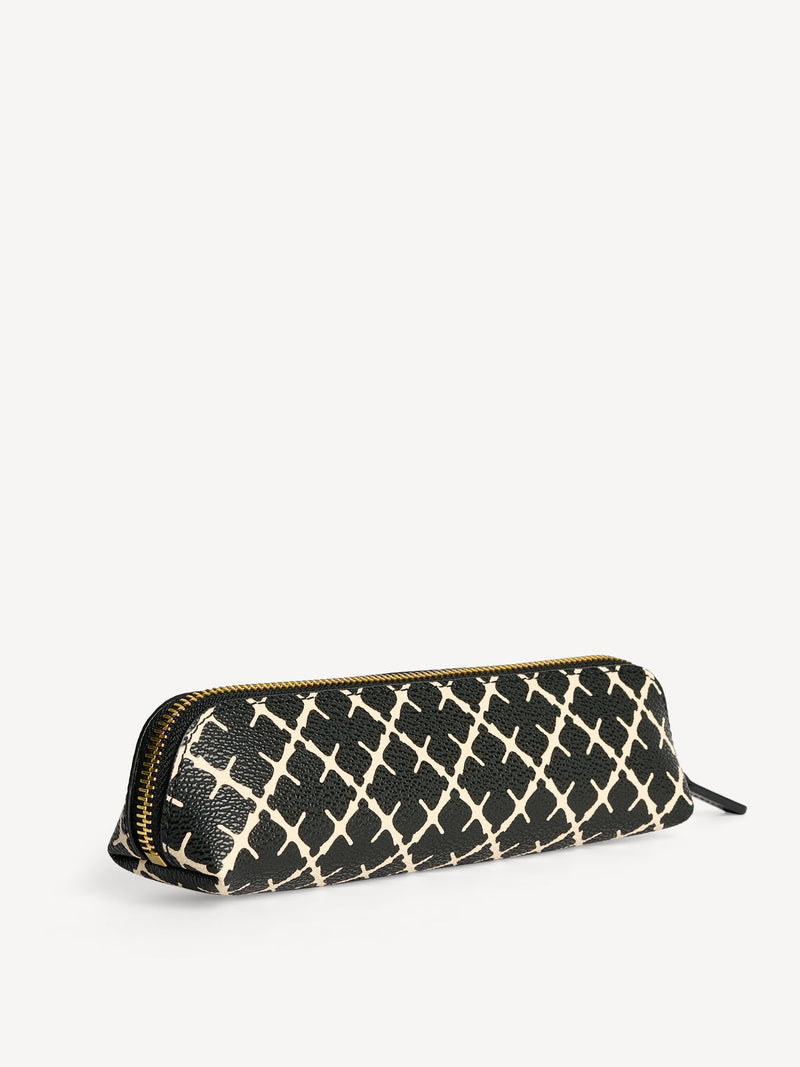 By Malene Birger Ivy Pen penal i sort, med Signature Flower-mønster og gullfarget glidelås.