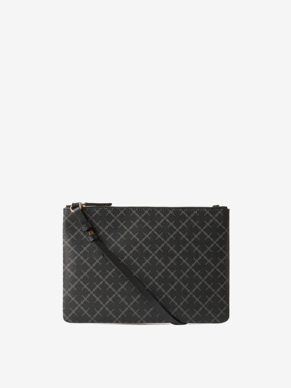By Malene Birger Ivy veske i mørkegrå firkantet form, med Signature Flower-mønster og avtagbar stropp.