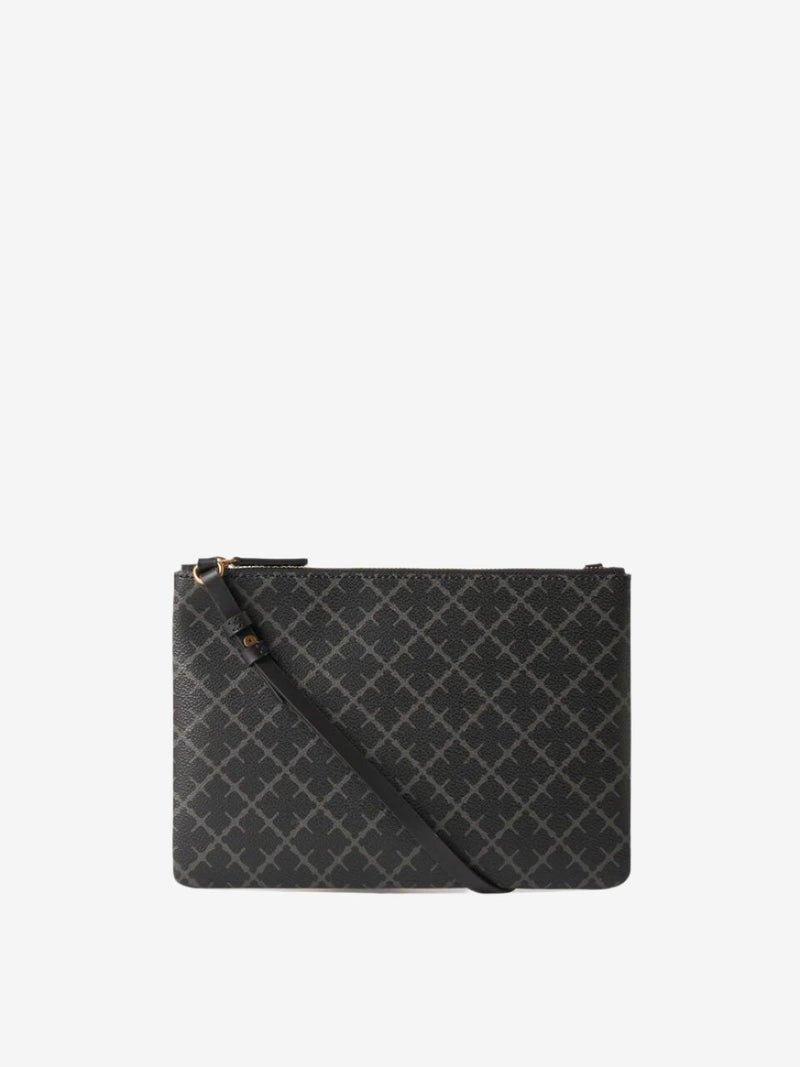By Malene Birger Ivy veske i mørkegrå firkantet form, med Signature Flower-mønster og avtagbar stropp.