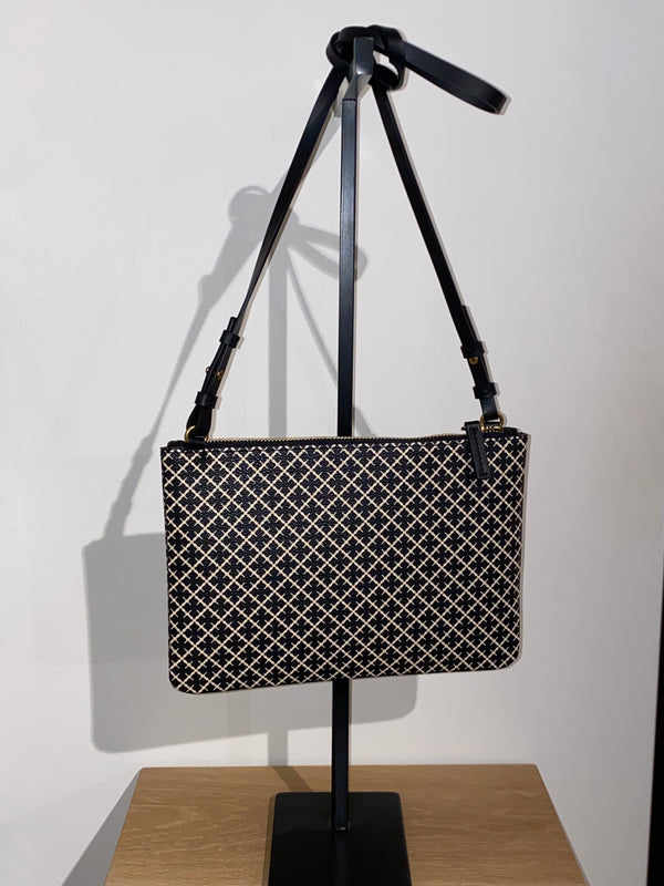 By Malene Birger Ivy veske i sort, med mikromønster av Signature Flower, skinndetaljer og avtagbar stropp.