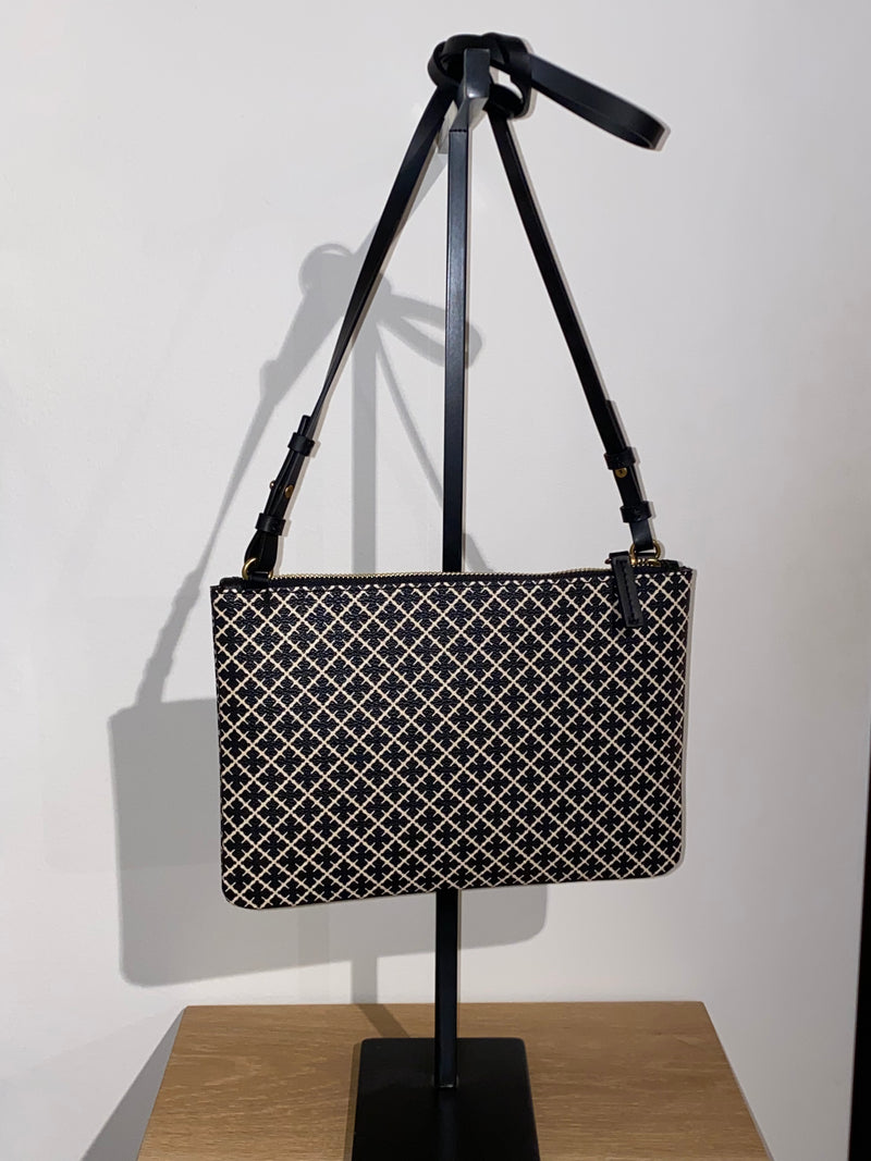 By Malene Birger Ivy veske i sort, med mikromønster av Signature Flower, skinndetaljer og avtagbar stropp.