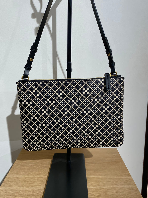 By Malene Birger Ivy veske i sort, med mikromønster av Signature Flower, skinndetaljer og avtagbar stropp.