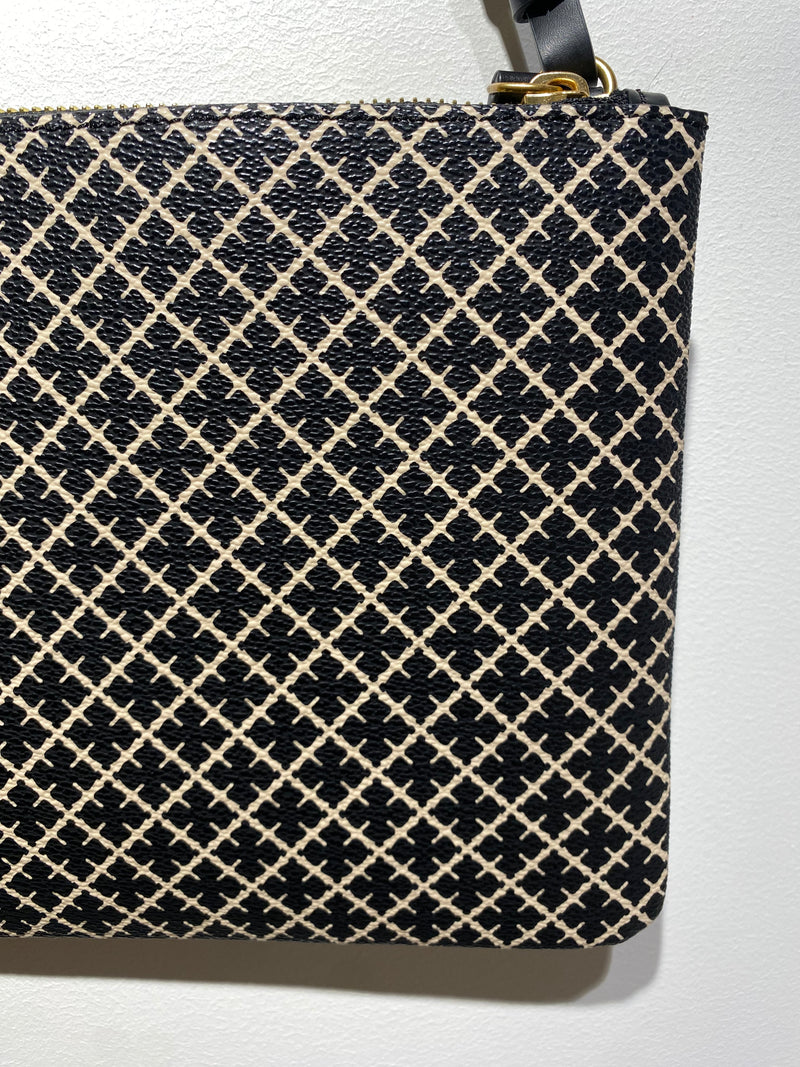 By Malene Birger Ivy veske i sort, med mikromønster av Signature Flower, skinndetaljer og avtagbar stropp.