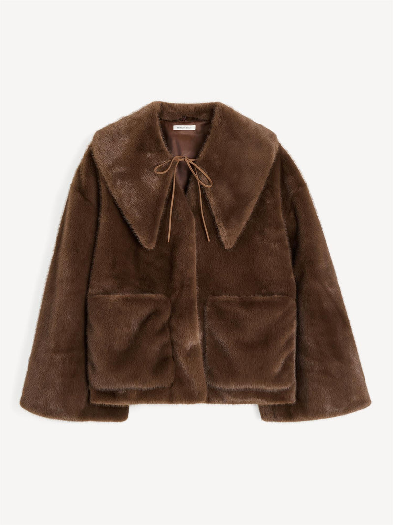 By Malene Birger Jacquie fake fur-jakke i mørkebrun, laget av 100% resirkulert polyester, med boxy passform, avtagbar krage og store lommer.