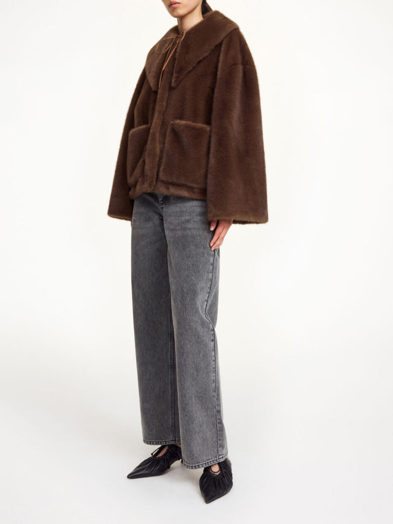 By Malene Birger Jacquie fake fur-jakke i mørkebrun, laget av 100% resirkulert polyester, med boxy passform, avtagbar krage og store lommer.