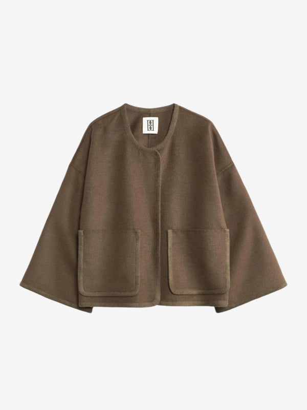 By Malene Birger Jacquie jakke i brun, laget av 100% ull, med store lommer og vide armer.