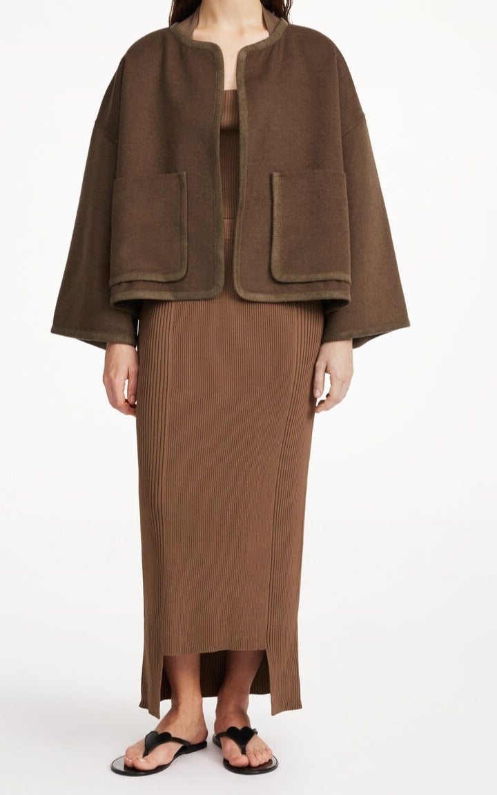 By Malene Birger Jacquie jakke i brun, laget av 100% ull, med store lommer og vide armer.