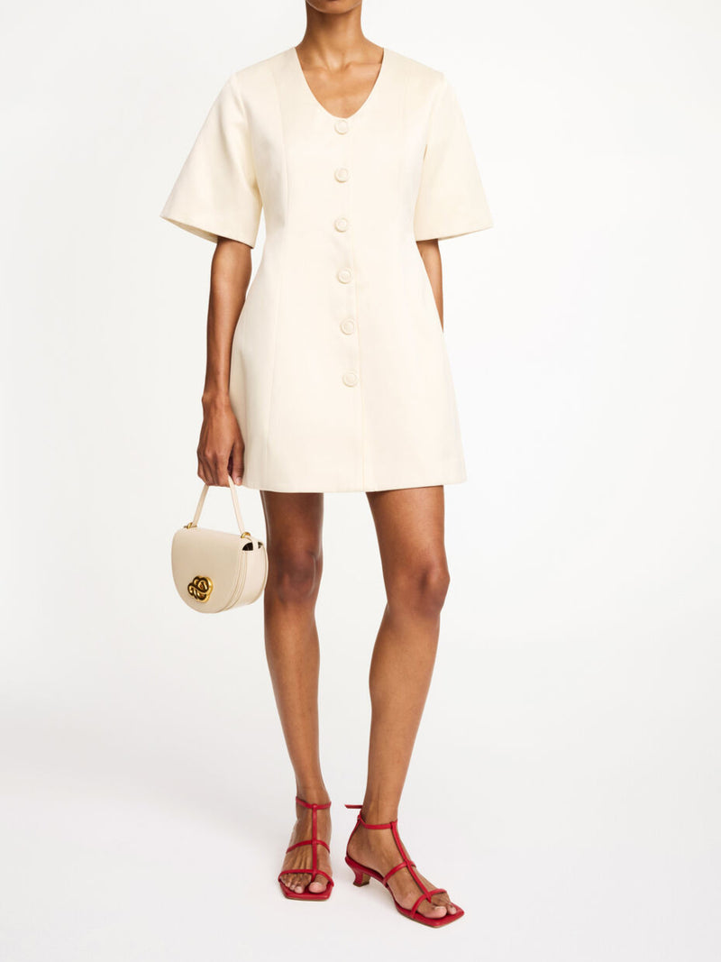 By Malene Birger Josephine kjole i hvit, med innsvinget midje, v-utringning og laget av en blanding av polyester og bomull.