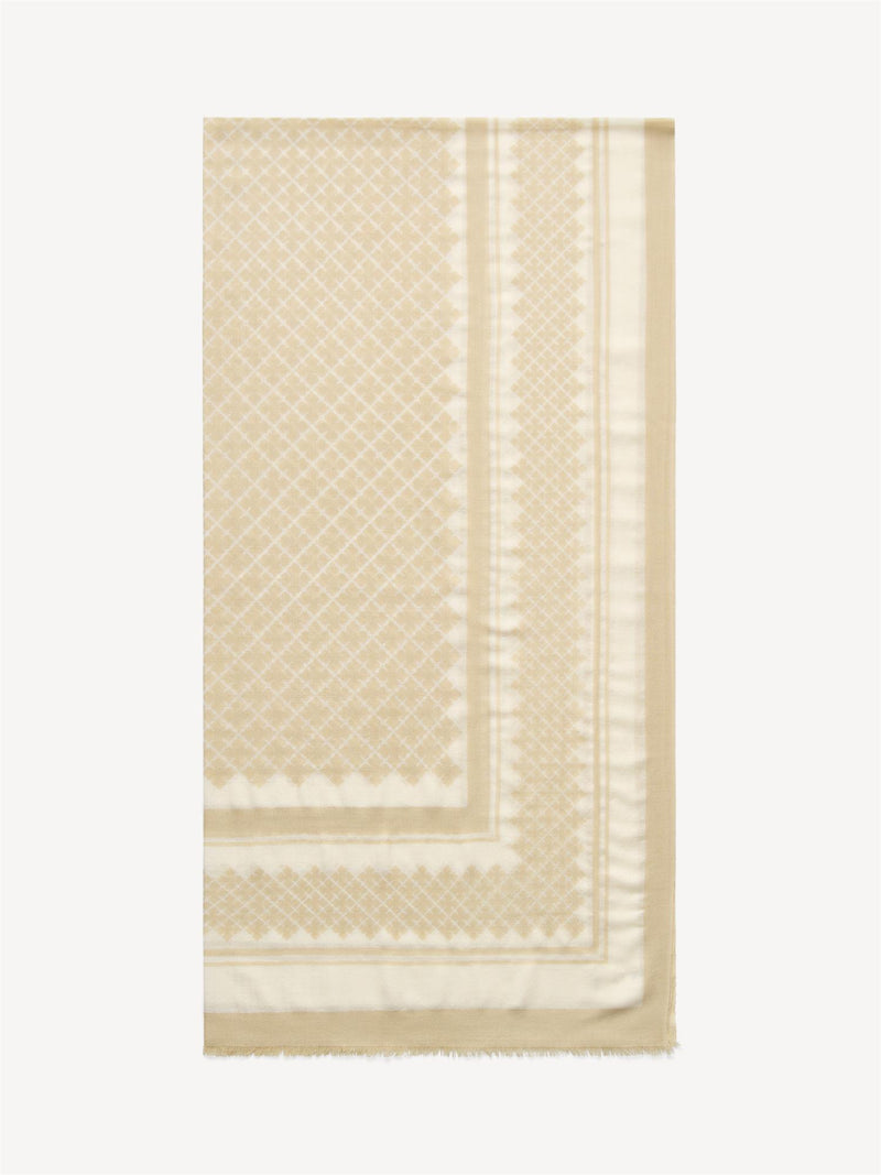 By Malene Birger Julee skjerf i lett og fin ull, med Signature Flower-mønster i kremfarget.