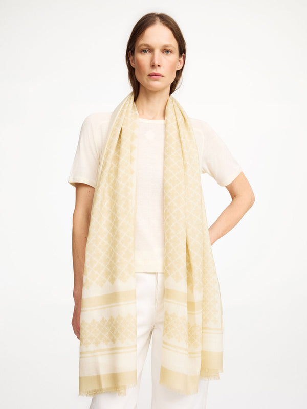 By Malene Birger Julee skjerf i lett og fin ull, med Signature Flower-mønster i kremfarget.