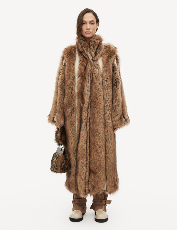 By Malene Birger Kavela "pelskåpe" i brun, laget av faux fur, med skjulte hemper og lommer i siden.