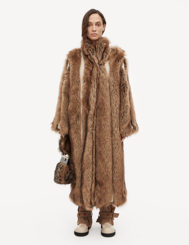 By Malene Birger Kavela "pelskåpe" i brun, laget av faux fur, med skjulte hemper og lommer i siden.