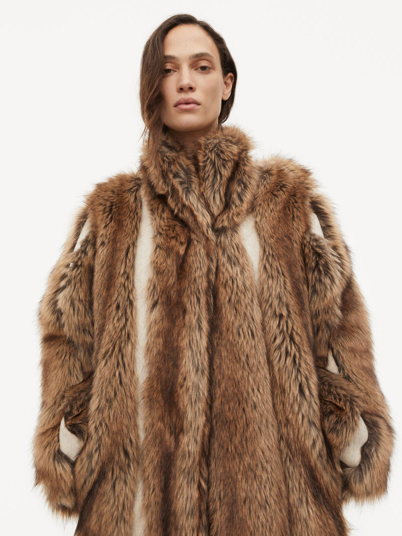 By Malene Birger Kavela "pelskåpe" i brun, laget av faux fur, med skjulte hemper og lommer i siden.
