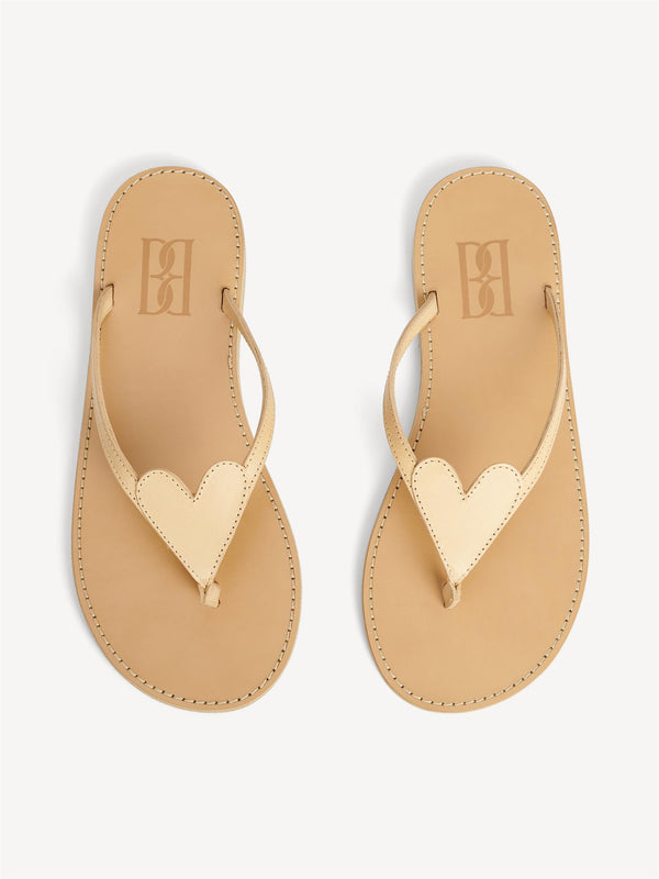 By Malene Birger Lalla sandaler i naturfarget, med hjerte-detalj over vristen, laget av 100% kuskinn.