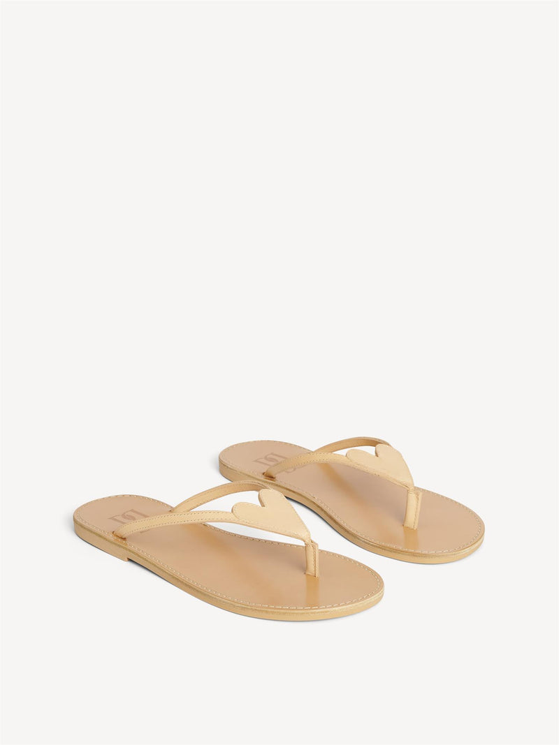 By Malene Birger Lalla sandaler i naturfarget, med hjerte-detalj over vristen, laget av 100% kuskinn.