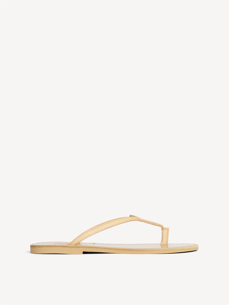By Malene Birger Lalla sandaler i naturfarget, med hjerte-detalj over vristen, laget av 100% kuskinn.