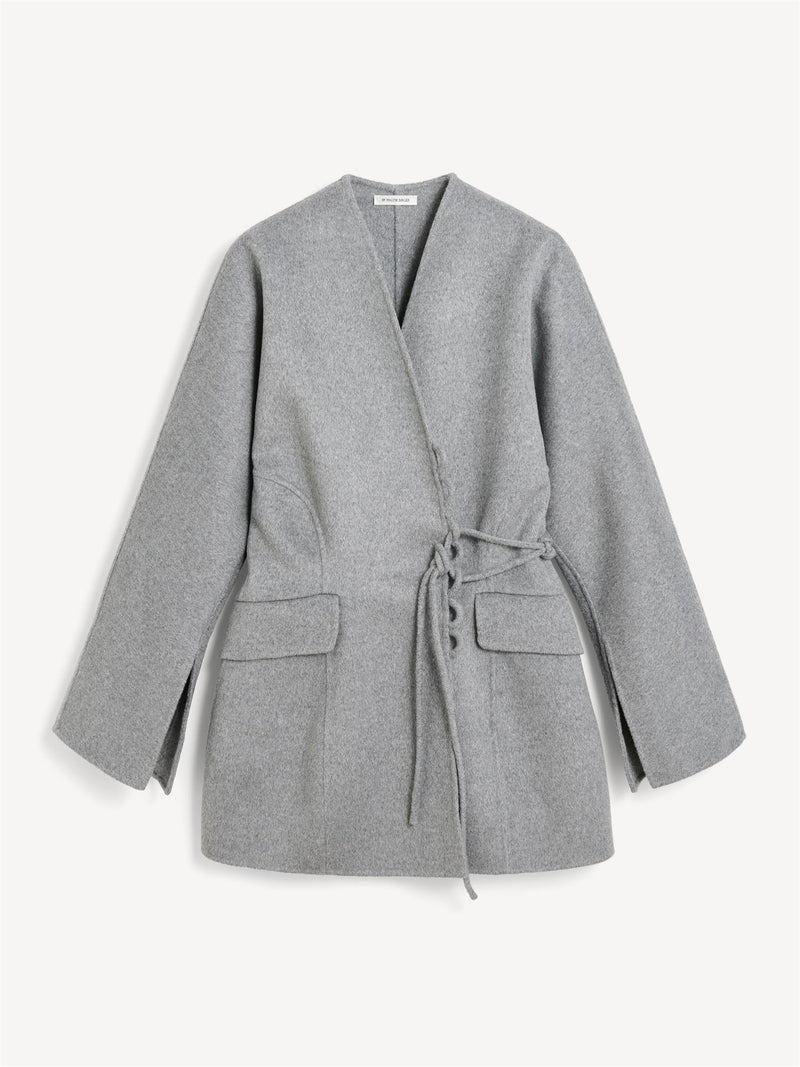 By Malene Birger Lalou blazer i grå, med et feminint snitt og justerbar lukking.