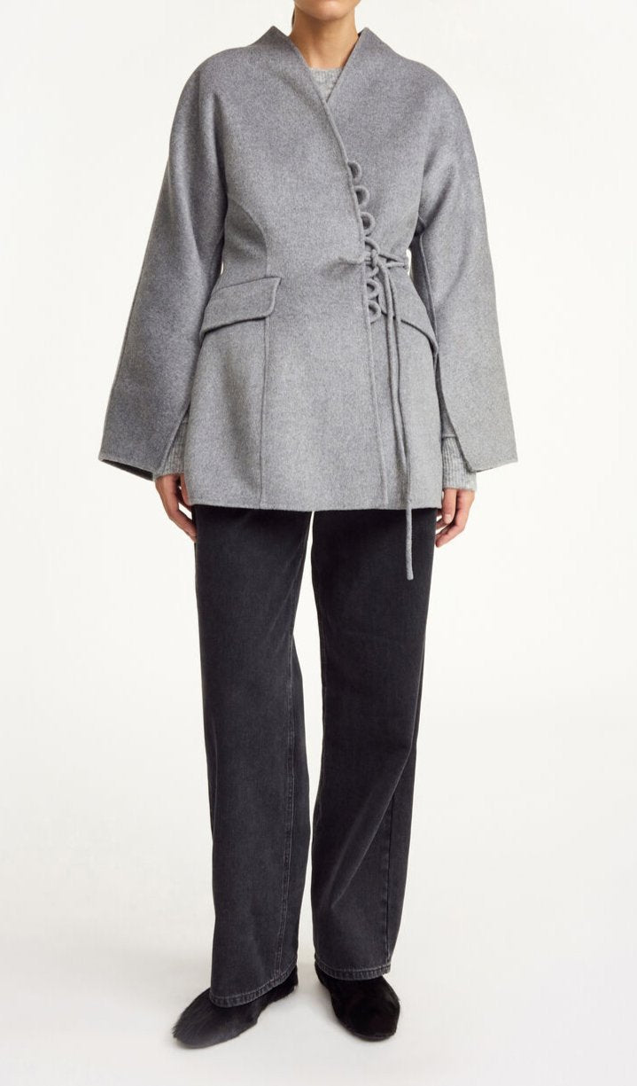 By Malene Birger Lalou blazer i grå, med et feminint snitt og justerbar lukking.