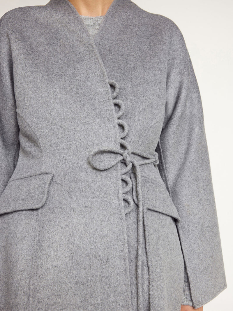 By Malene Birger Lalou blazer i grå, med et feminint snitt og justerbar lukking.