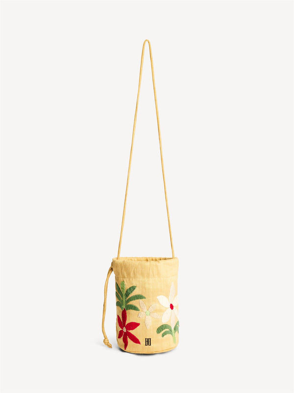 By Malene Birger Leandras veske i 100% silke, brodert med et blomstermotiv og monogram i front.