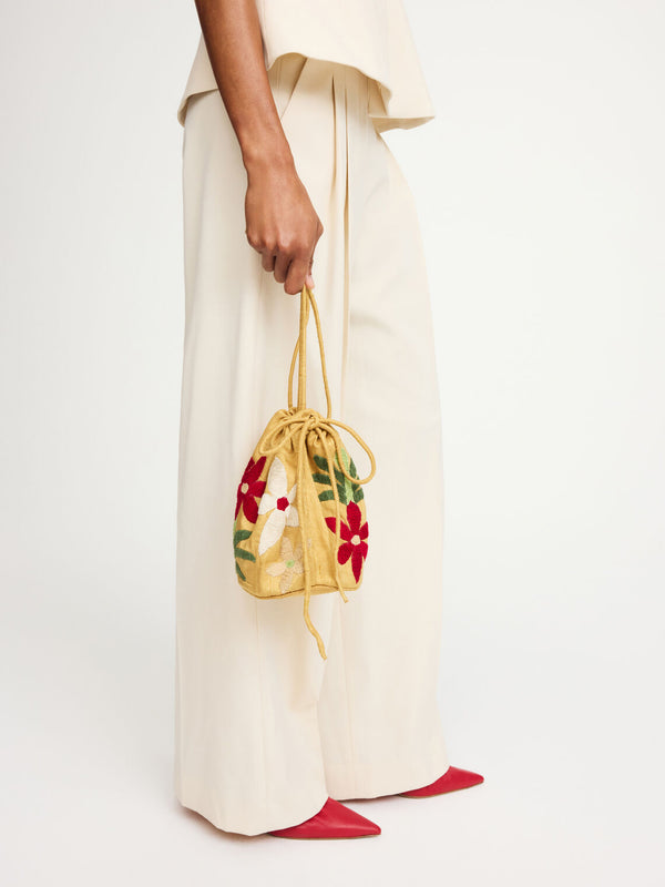 By Malene Birger Leandras veske i 100% silke, brodert med et blomstermotiv og monogram i front.