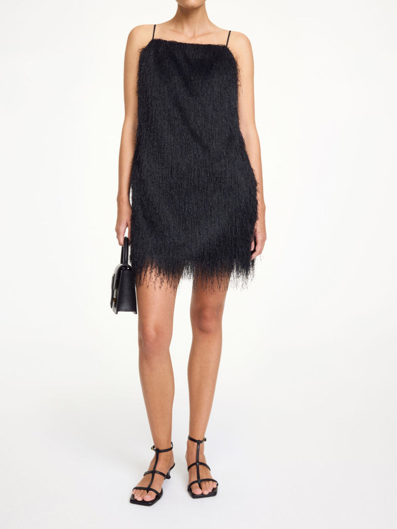 By Malene Birger Ledo minikjole i sort, med justerbare stropper og en frynset struktur, laget av 100% polyester.