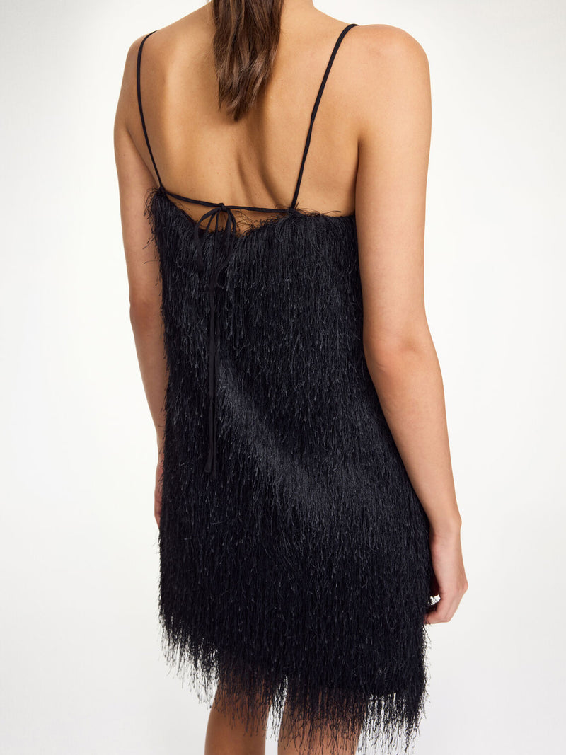 By Malene Birger Ledo minikjole i sort, med justerbare stropper og en frynset struktur, laget av 100% polyester.