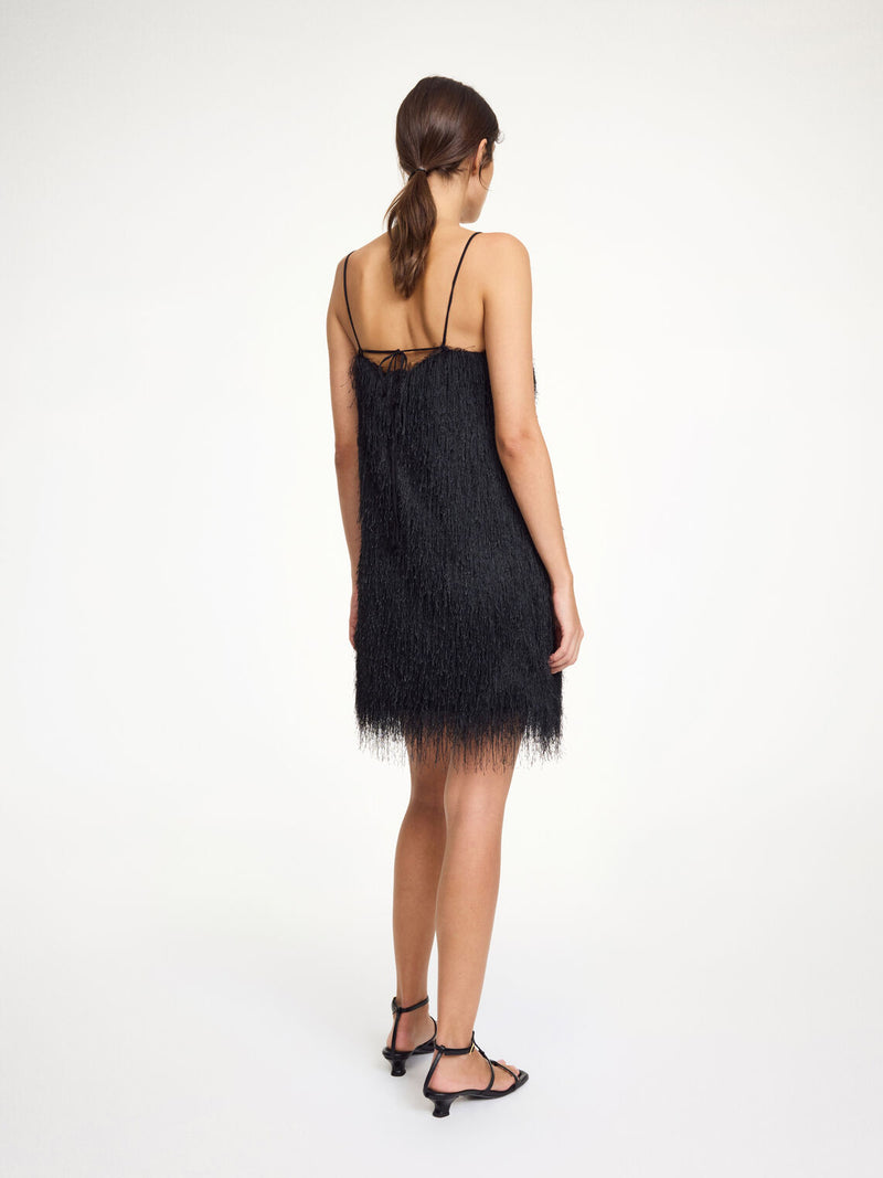 By Malene Birger Ledo minikjole i sort, med justerbare stropper og en frynset struktur, laget av 100% polyester.