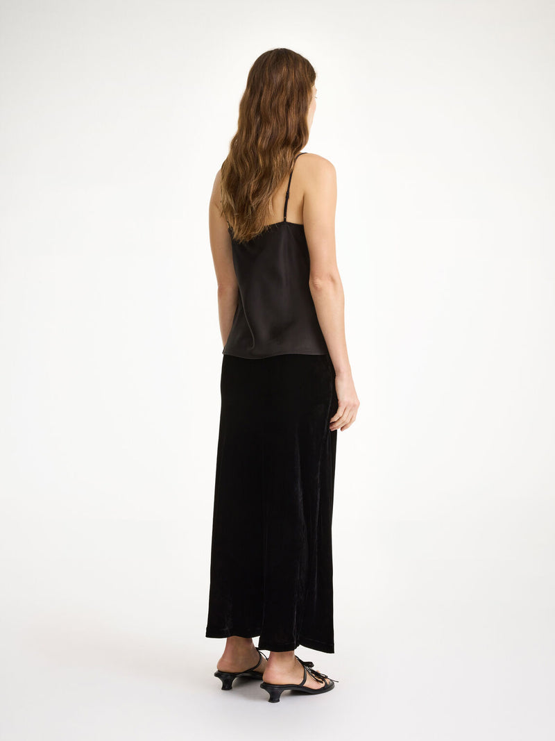 By Malene Birger Leeba topp i sort, laget av acetat og polyester, med blonde detaljer og et sensuelt, elegant uttrykk.