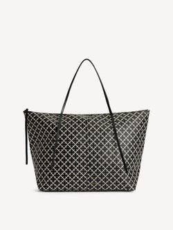 By Malene Birger Leesa veske i sort, med Signature Flower-mønster, glidelåslukking og smale stropper.

