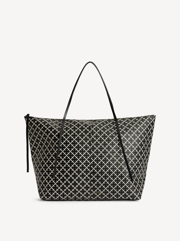By Malene Birger Leesa veske i sort, med Signature Flower-mønster, glidelåslukking og smale stropper.

