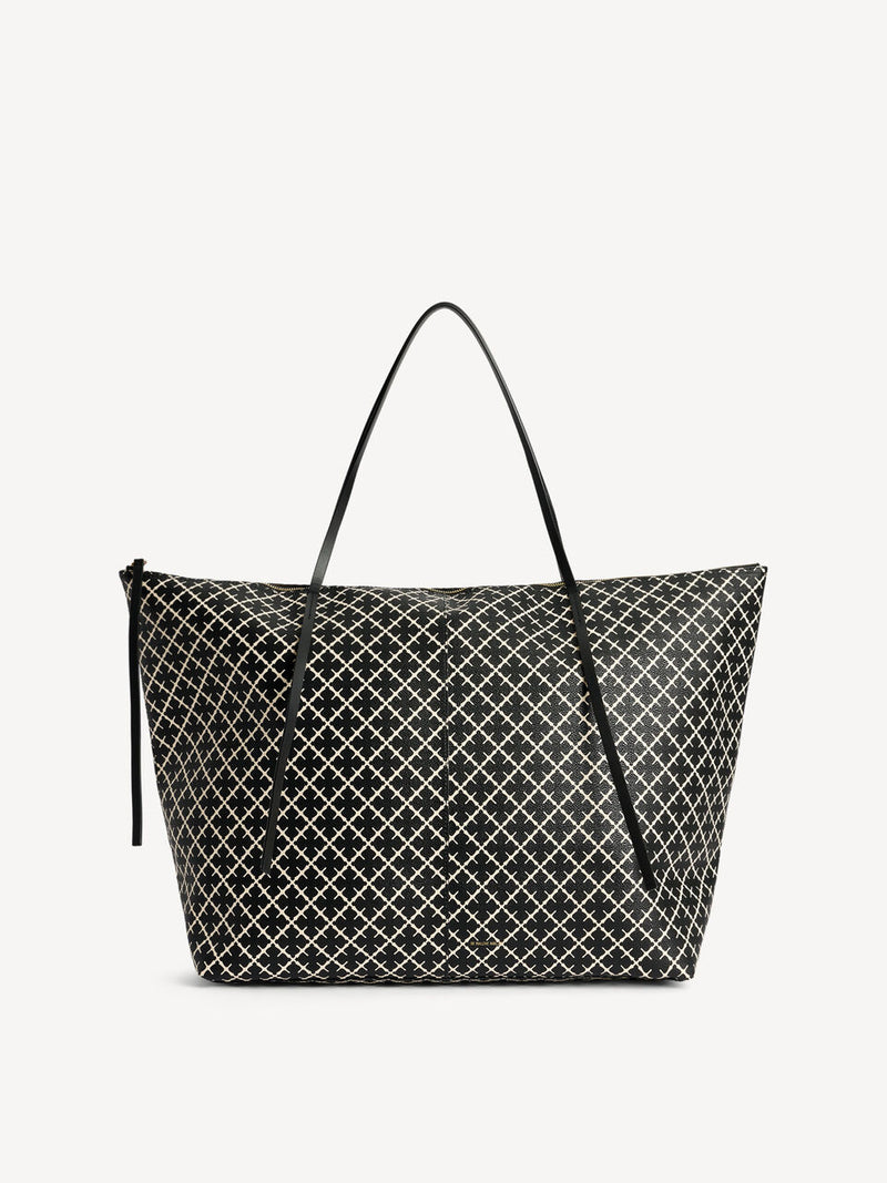 By Malene Birger Leesa veske i sort, med Signature Flower-mønster, glidelåslukking og smale stropper.

