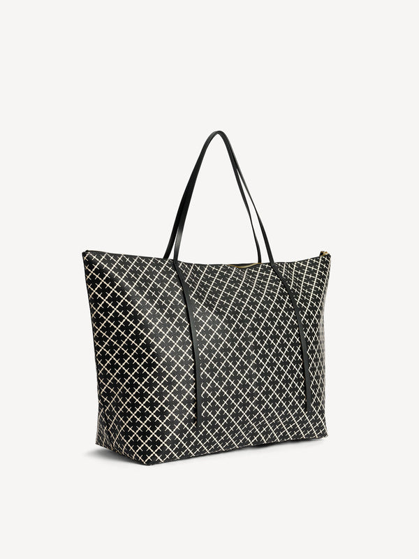 By Malene Birger Leesa veske i sort, med Signature Flower-mønster, glidelåslukking og smale stropper.

