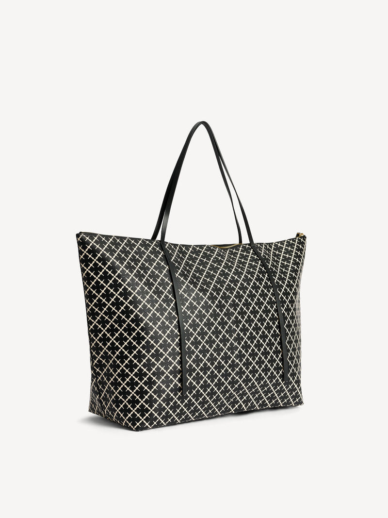 By Malene Birger Leesa veske i sort, med Signature Flower-mønster, glidelåslukking og smale stropper.

