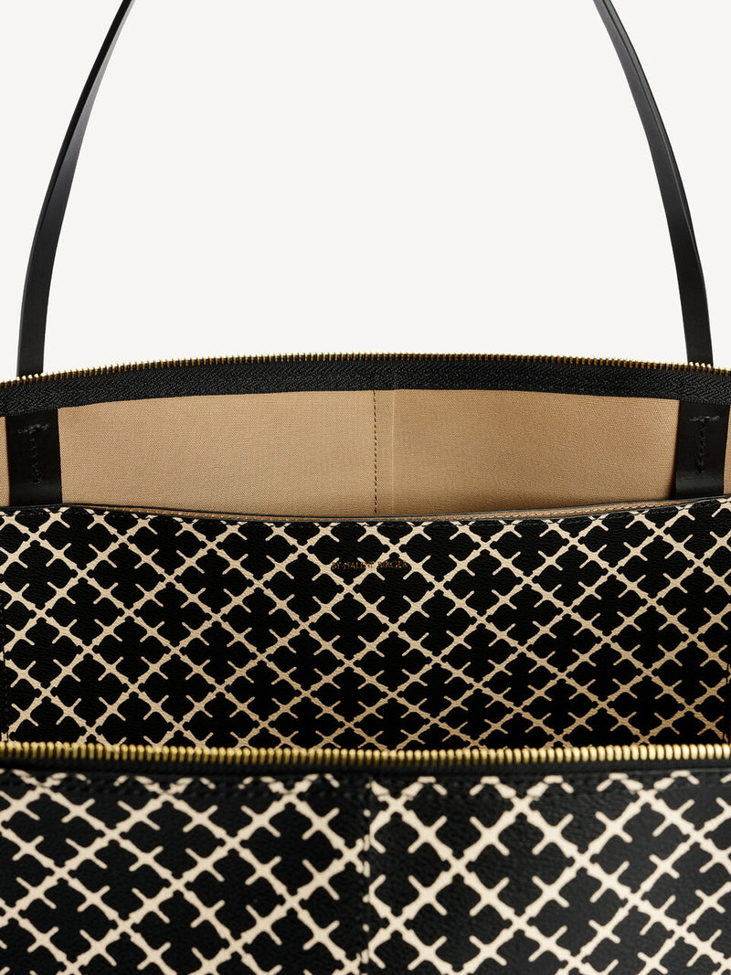 By Malene Birger Leesa veske i sort, med Signature Flower-mønster, glidelåslukking og smale stropper.


